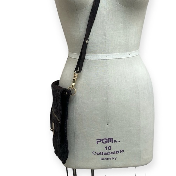 Quyenn Gia Cross Body Chocolate Leather Messenger Bag - Picture 4 of 8